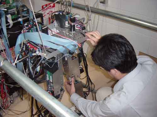 ロボットの調子をチェックする様子