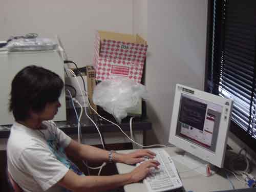 プログラムをチェックする様子