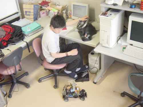 移動ロボットを操縦する様子